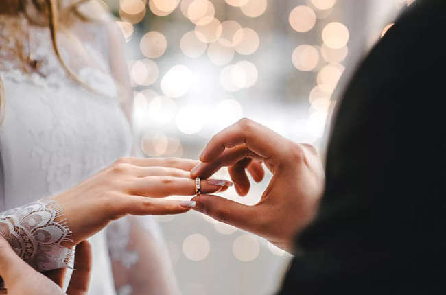 婚外情真的源于婚姻冷漠吗,我们该如何应对?
